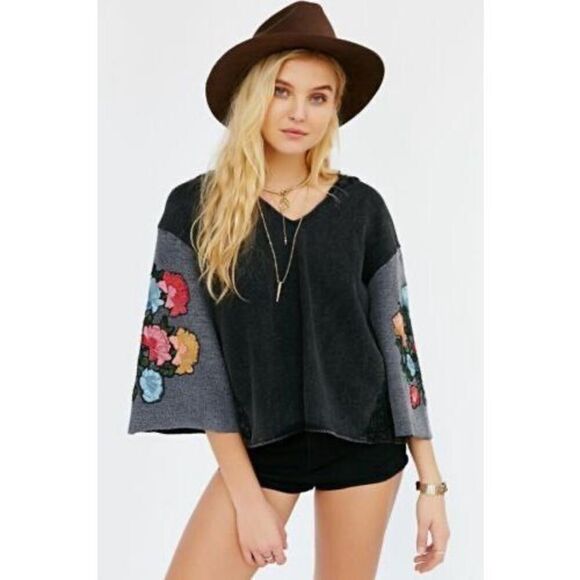 Pins & Needles Anthropologie Embroidered Floral Sleeve Top Size Small - Picture 1 of 5